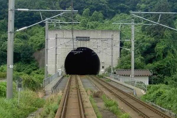 世界十大奇特隧道，第四条隧道乘客可一路观景