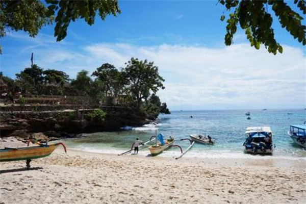 巴厘岛当地充满着梦幻的海滩，非常浪漫又迷人