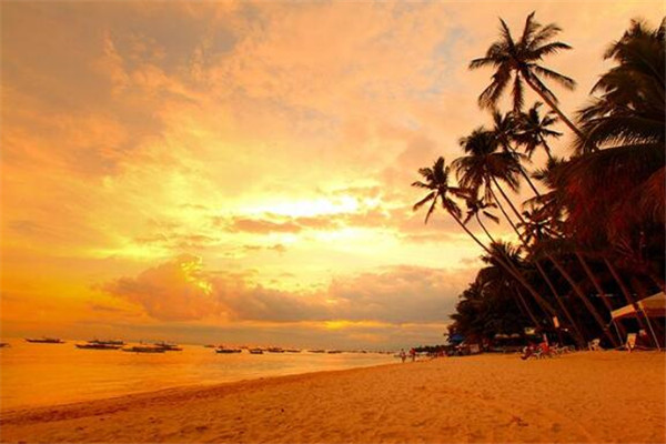 巴厘岛当地充满着梦幻的海滩，非常浪漫又迷人