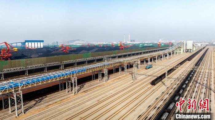 山东日照港年度铁路拖运量破亿吨 居中国沿海港口首位