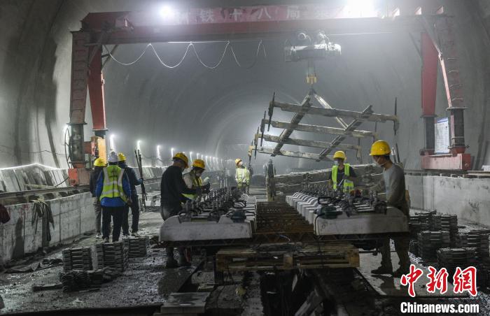 贵南高铁最长隧道无砟道床施工顺利完工