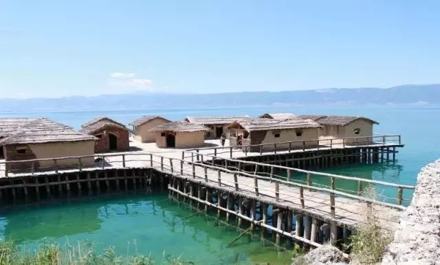 马其顿奥赫里德湖小镇，摩登原始人的湖景房：探索马其顿奥赫里德湖水上博物馆