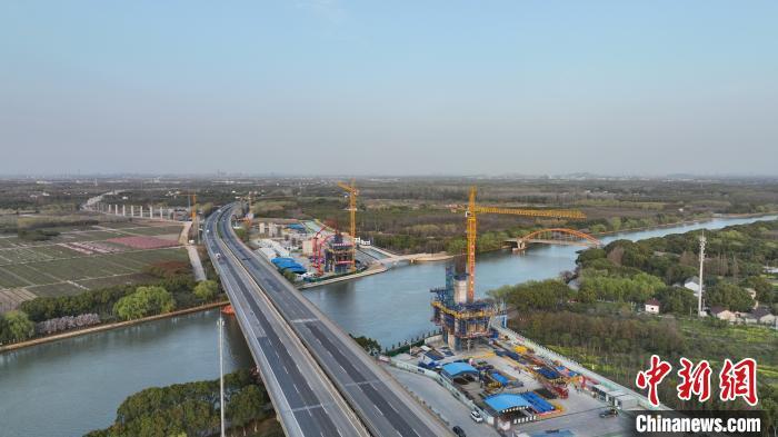 上海地铁17号线西延伸工程空中“信步”跨河港