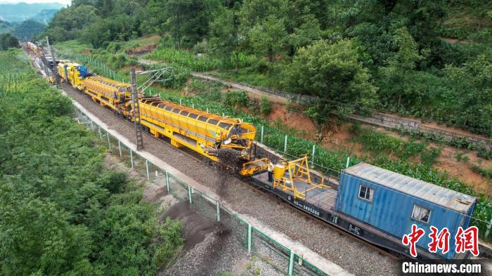 新型桥隧清筛车“亮相”南昆铁路 助力清筛从人工到机械转型