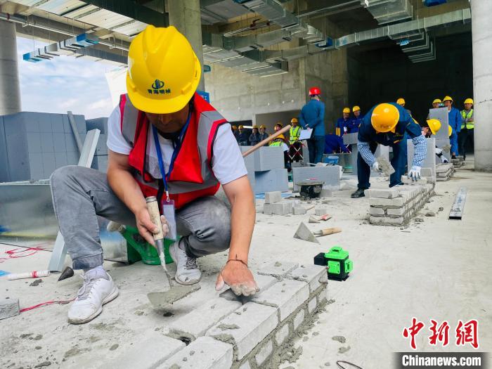 青海上百名建筑业职工比拼技能 展示“工匠精神”