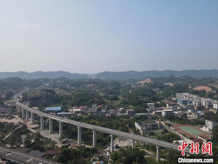 四川宜宾港铁路集疏运中心专用铁路开通 长江首港实现铁公水联运
