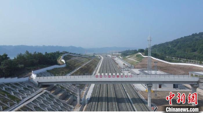 四川宜宾港铁路集疏运中心专用铁路开通 长江首港实现铁公水联运