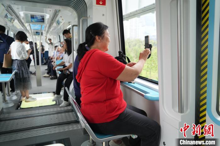 中国内地首条空轨线路开通运营